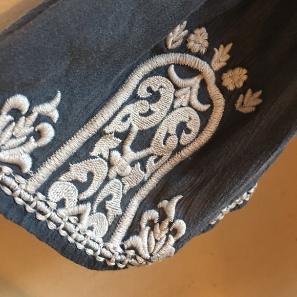 Gorgeous Embroidered Ecote Top with Crotchet Trim! - Picture 3 of 7